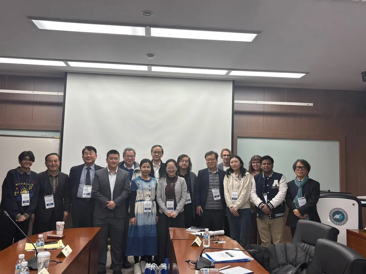 Seminar participants standing together in a conference room