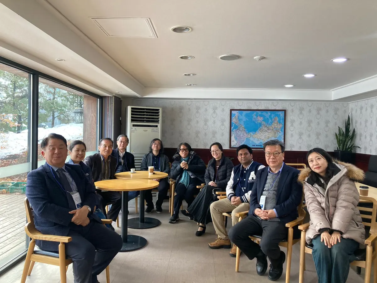 Seminar participants seated together in a lounge