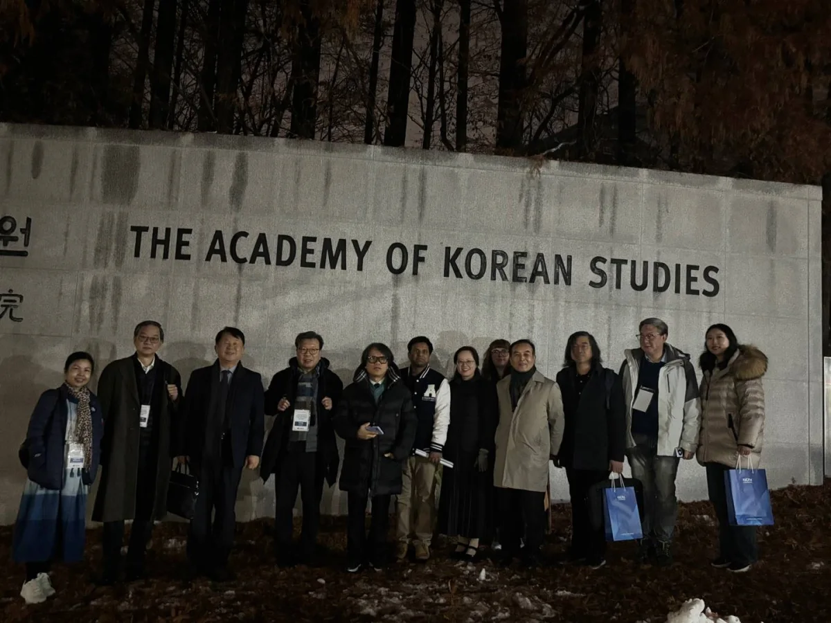 Participants posing outside the Academy of Korean Studies after the seminar